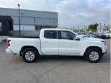 WHITE, 2022 NISSAN FRONTIER CREW CAB Thumnail Image 6