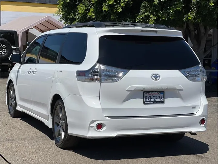 WHITE, 2015 TOYOTA SIENNA Image 3