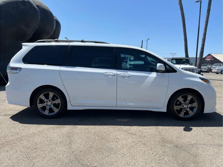 WHITE, 2015 TOYOTA SIENNA Image 6