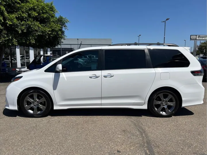 WHITE, 2015 TOYOTA SIENNA Image 2