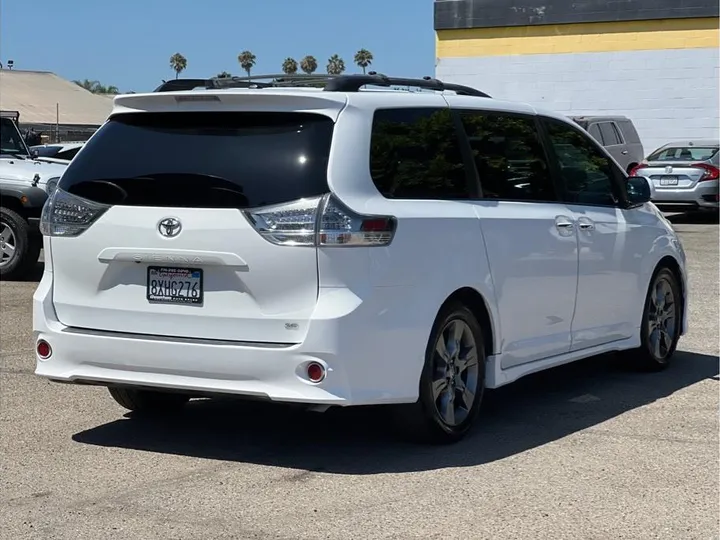 WHITE, 2015 TOYOTA SIENNA Image 5