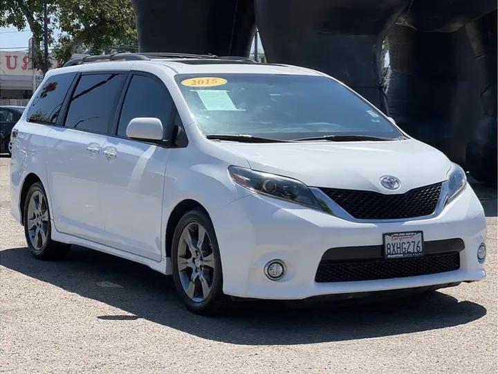 WHITE, 2015 TOYOTA SIENNA Image 7