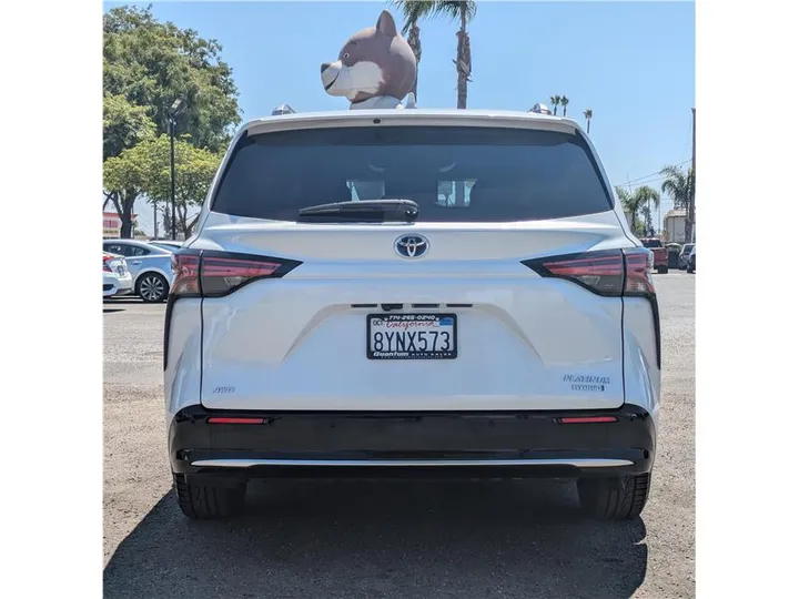 WHITE, 2022 TOYOTA SIENNA Image 4