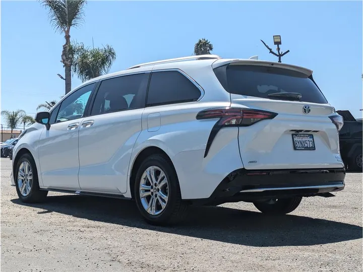 WHITE, 2022 TOYOTA SIENNA Image 3