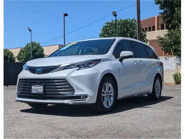 WHITE, 2022 TOYOTA SIENNA Image 