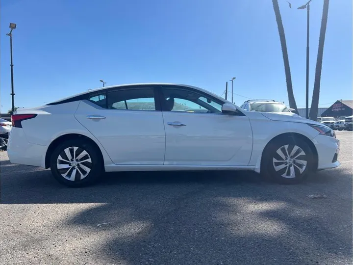 WHITE, 2022 NISSAN ALTIMA Image 6