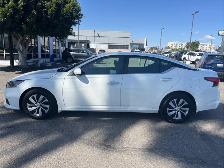 WHITE, 2022 NISSAN ALTIMA Image 2