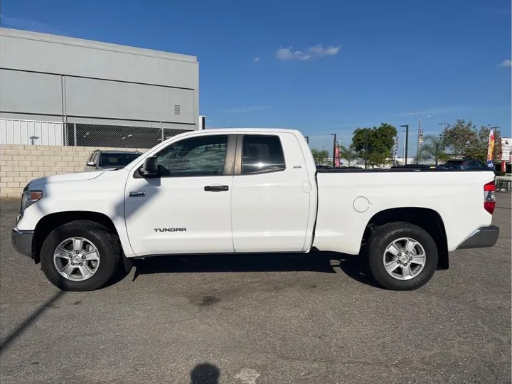 WHITE, 2014 TOYOTA TUNDRA DOUBLE CAB Image 2