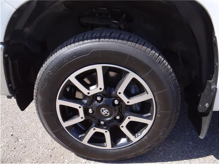 WHITE, 2016 TOYOTA TUNDRA CREWMAX Image 10