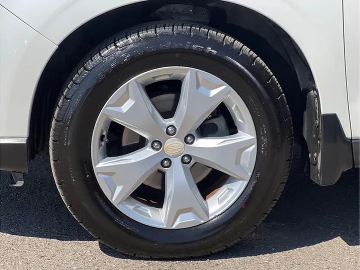 WHITE, 2015 SUBARU FORESTER Image 9