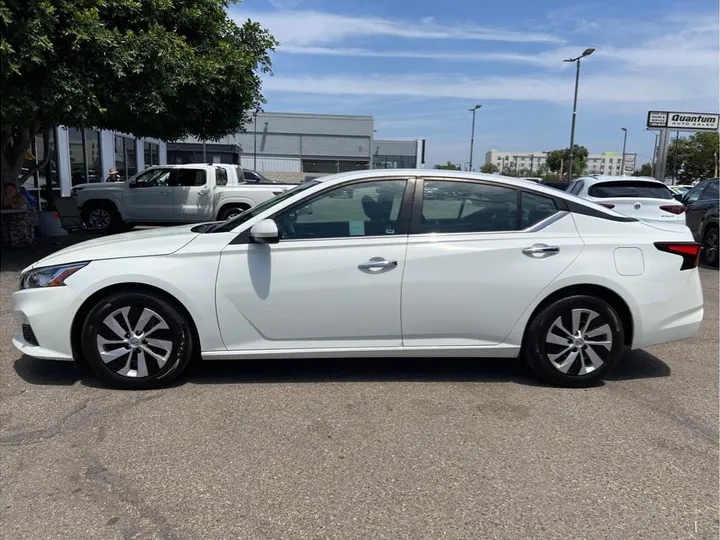 WHITE, 2021 NISSAN ALTIMA Image 2