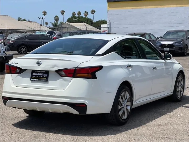 WHITE, 2021 NISSAN ALTIMA Image 5