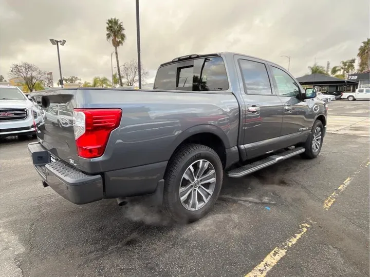 GRAY, 2017 NISSAN TITAN CREW CAB Image 5