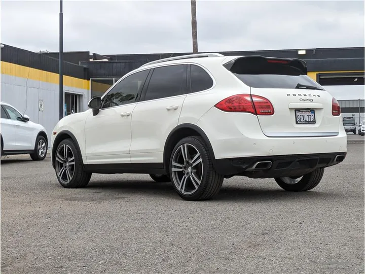 WHITE, 2011 PORSCHE CAYENNE Image 3