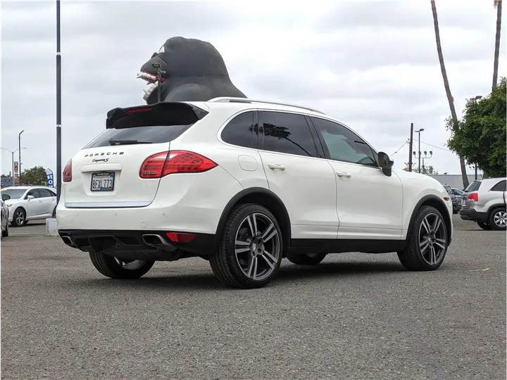 WHITE, 2011 PORSCHE CAYENNE Image 5