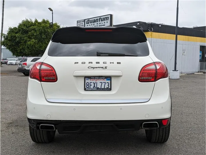 WHITE, 2011 PORSCHE CAYENNE Image 4