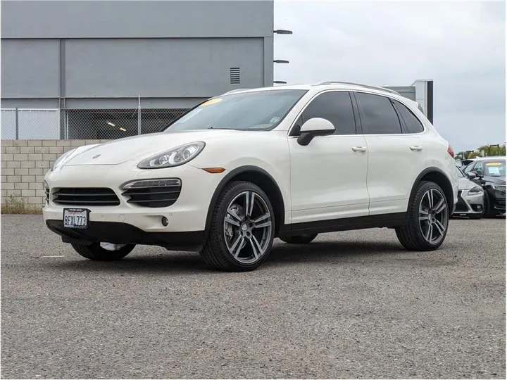 WHITE, 2011 PORSCHE CAYENNE Image 1