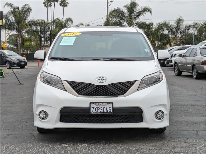 WHITE, 2017 TOYOTA SIENNA Image 8