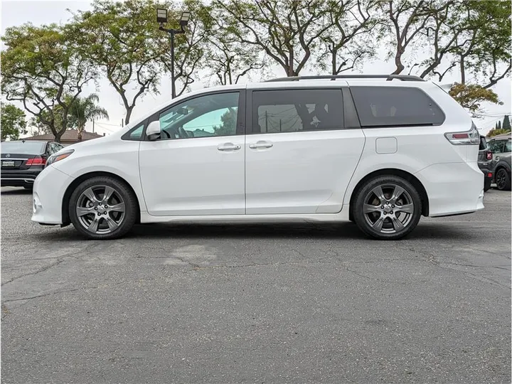 WHITE, 2017 TOYOTA SIENNA Image 2