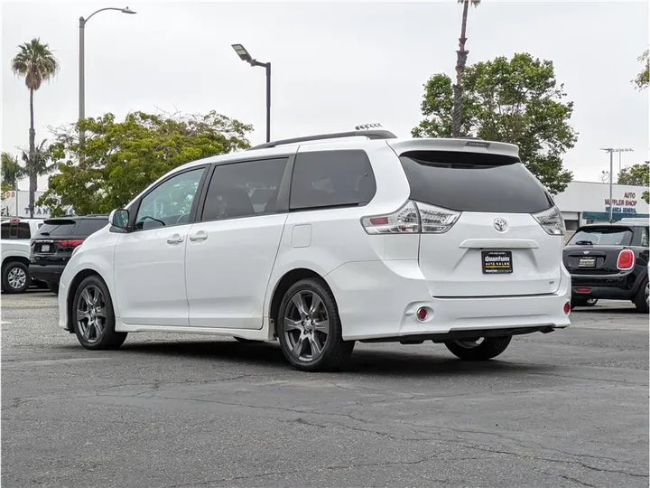 WHITE, 2017 TOYOTA SIENNA Image 3