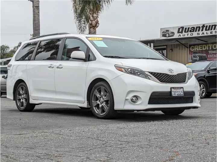 WHITE, 2017 TOYOTA SIENNA Image 7