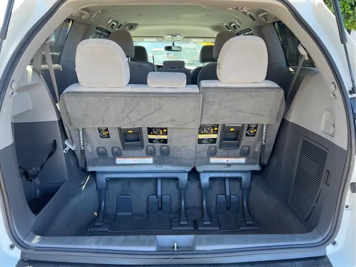 WHITE, 2017 TOYOTA SIENNA Image 10