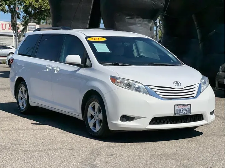 WHITE, 2017 TOYOTA SIENNA Image 7