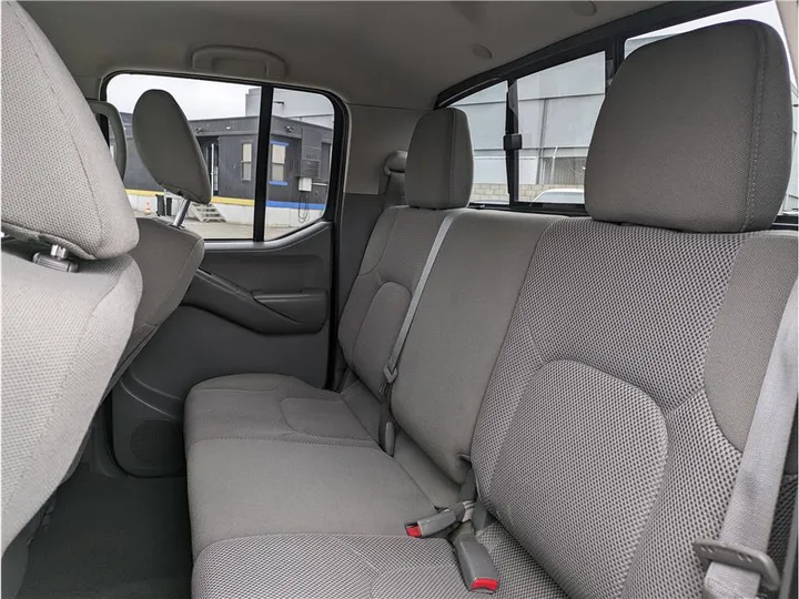 SILVER, 2019 NISSAN FRONTIER CREW CAB Image 22