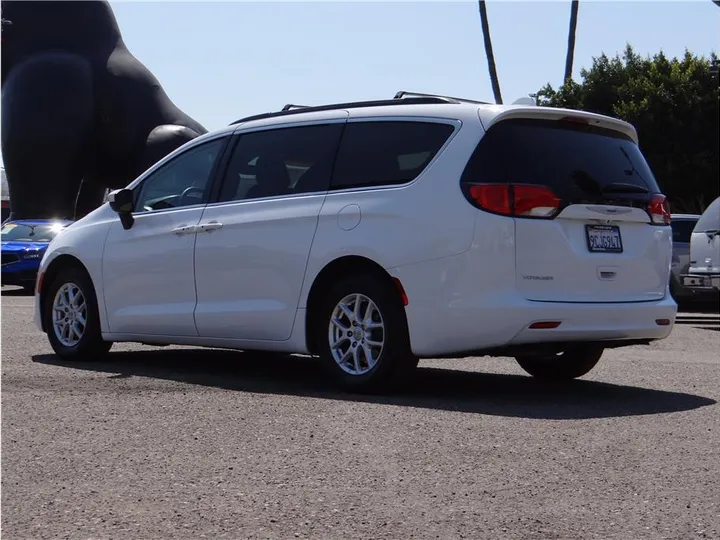 WHITE, 2020 CHRYSLER VOYAGER Image 3