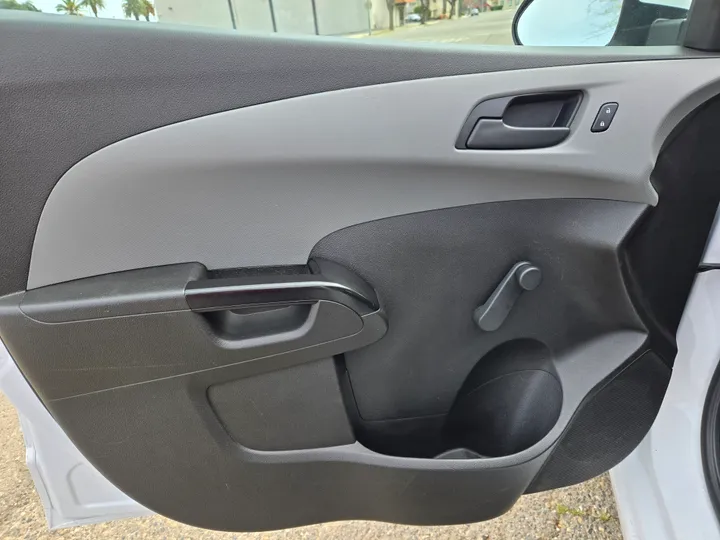 WHITE, 2020 CHEVROLET SONIC Image 12