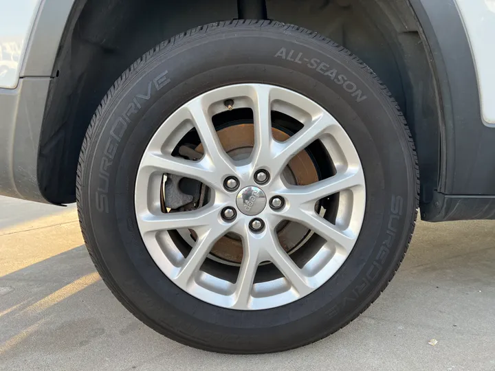 White, 2014 JEEP CHEROKEE Image 26