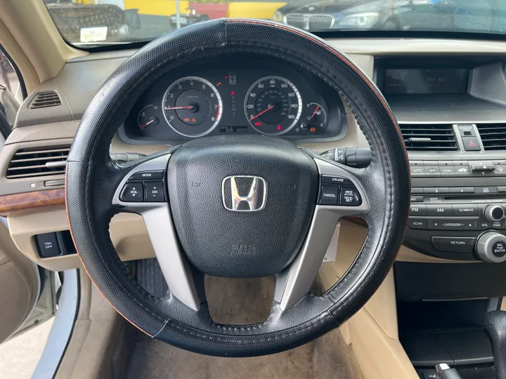 WHITE, 2008 HONDA ACCORD Image 9