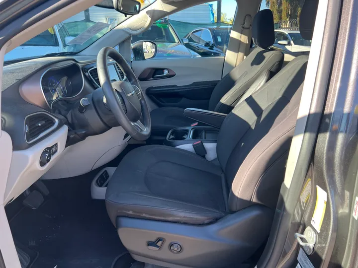 BLACK, 2018 CHRYSLER PACIFICA Image 23