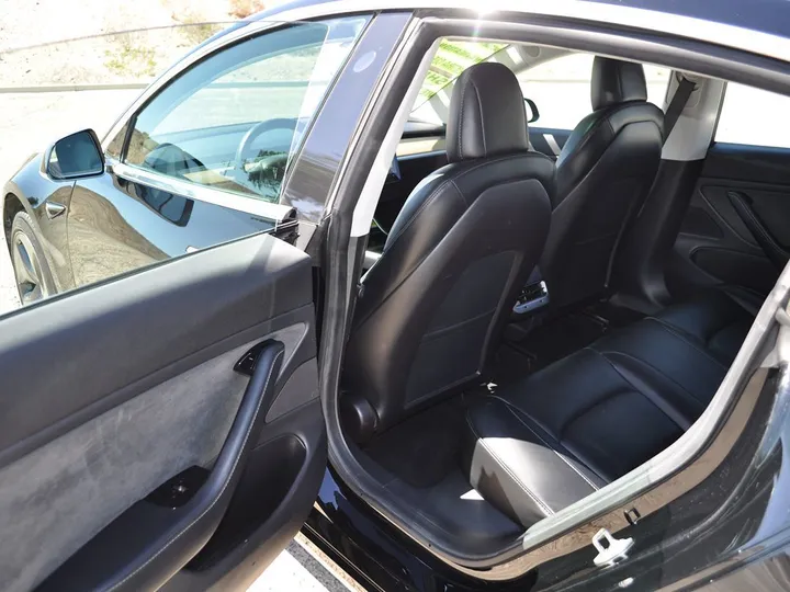 SOLID BLACK, 2019 TESLA MODEL 3 Image 19