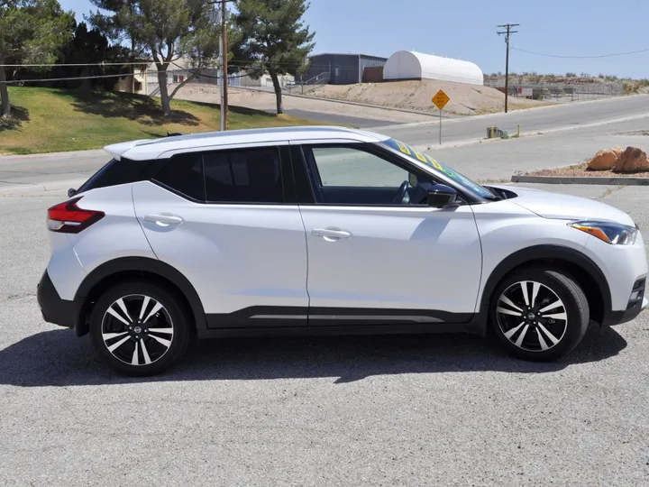 WHITE, 2020 NISSAN KICKS Image 8