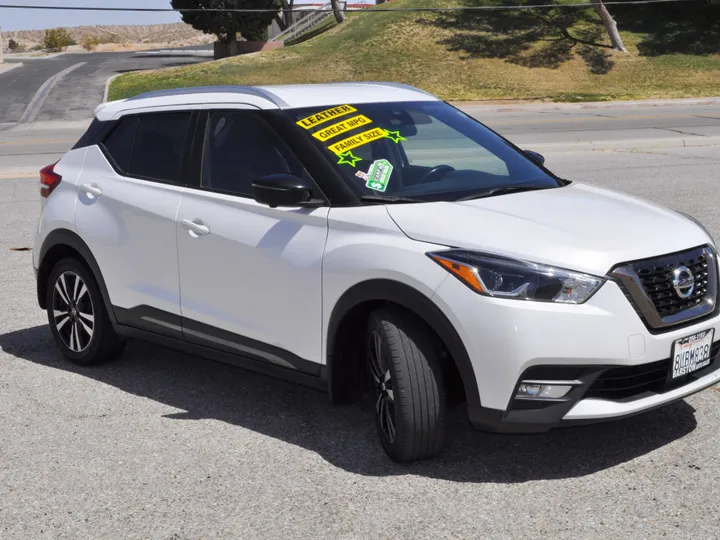 WHITE, 2020 NISSAN KICKS Image 9