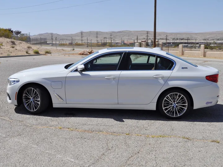 WHITE, 2019 BMW 5 SERIES Image 4