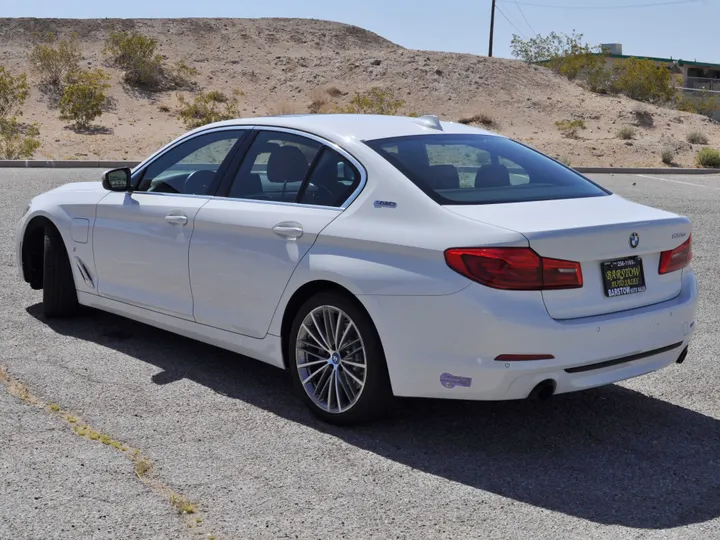 WHITE, 2019 BMW 5 SERIES Image 5