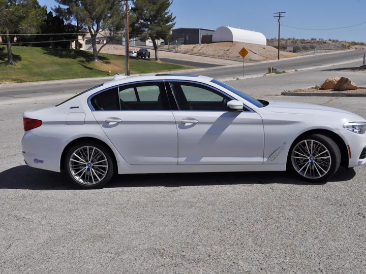 WHITE, 2019 BMW 5 SERIES Image 8