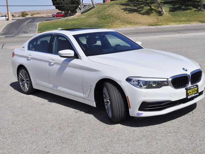 WHITE, 2019 BMW 5 SERIES Image 9