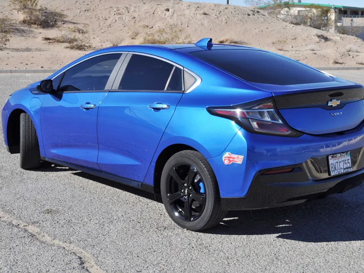 BLUE, 2018 CHEVROLET VOLT Image 5