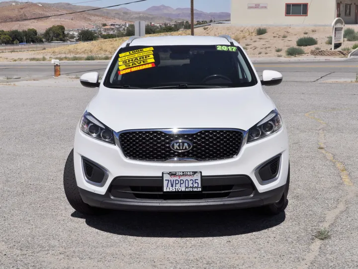 WHITE, 2017 KIA SORENTO Image 2