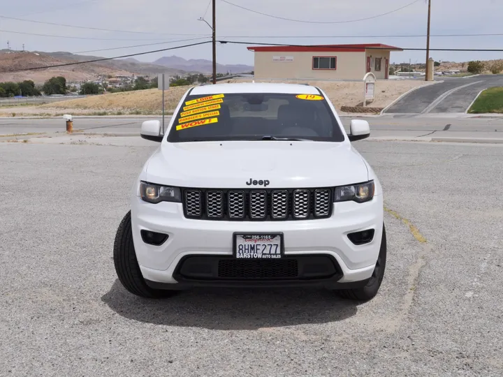 WHITE, 2019 JEEP GRAND CHEROKEE Image 2