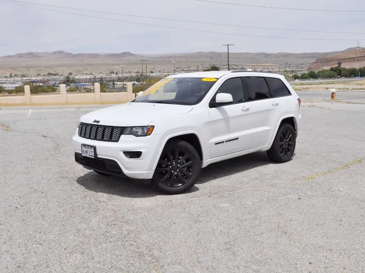 WHITE, 2019 JEEP GRAND CHEROKEE Image 3