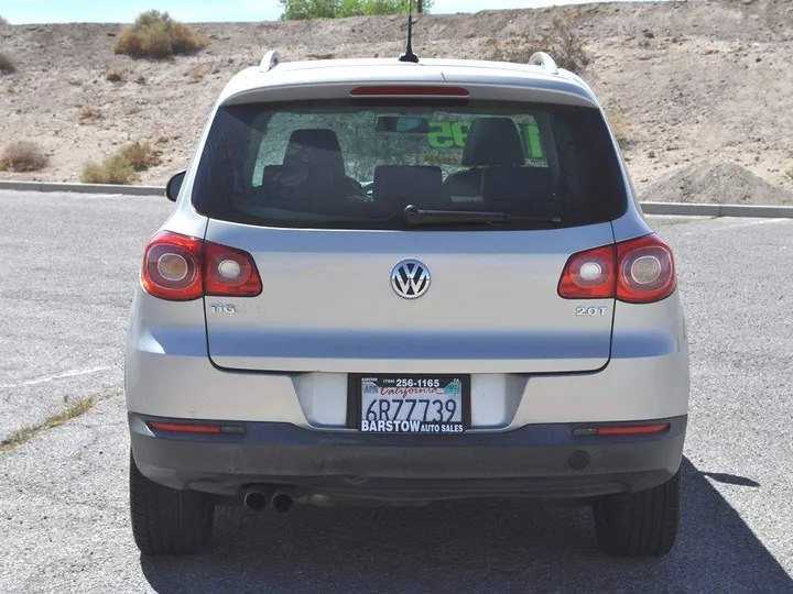 WHITE GOLD METALLIC, 2011 VOLKSWAGEN TIGUAN Image 6