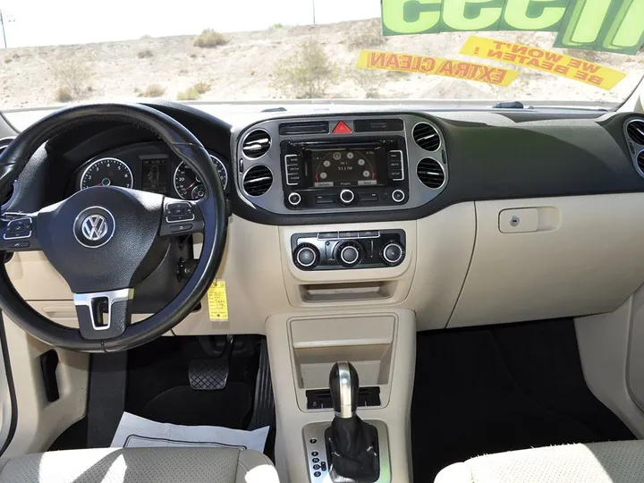 WHITE GOLD METALLIC, 2011 VOLKSWAGEN TIGUAN Image 23