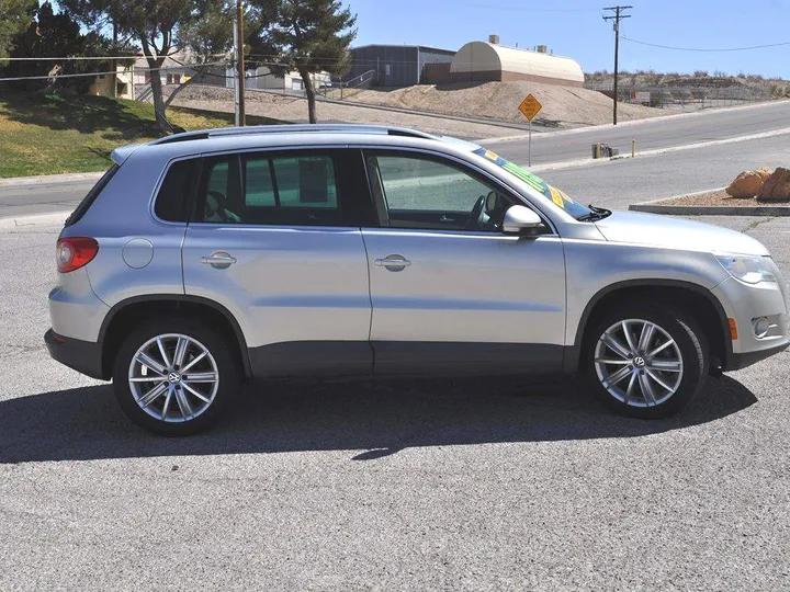 WHITE GOLD METALLIC, 2011 VOLKSWAGEN TIGUAN Image 8