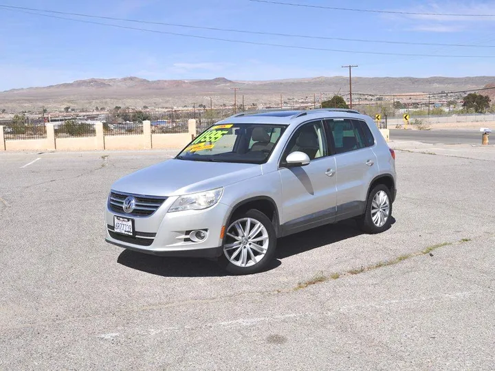 WHITE GOLD METALLIC, 2011 VOLKSWAGEN TIGUAN Image 3