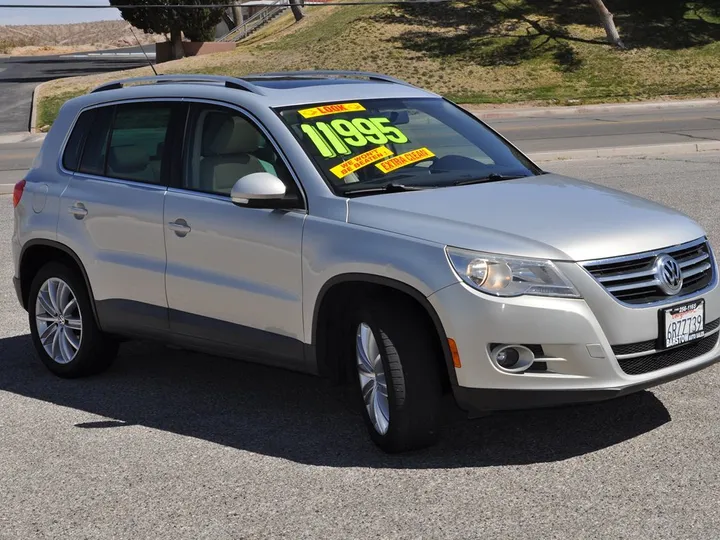 WHITE GOLD METALLIC, 2011 VOLKSWAGEN TIGUAN Image 9