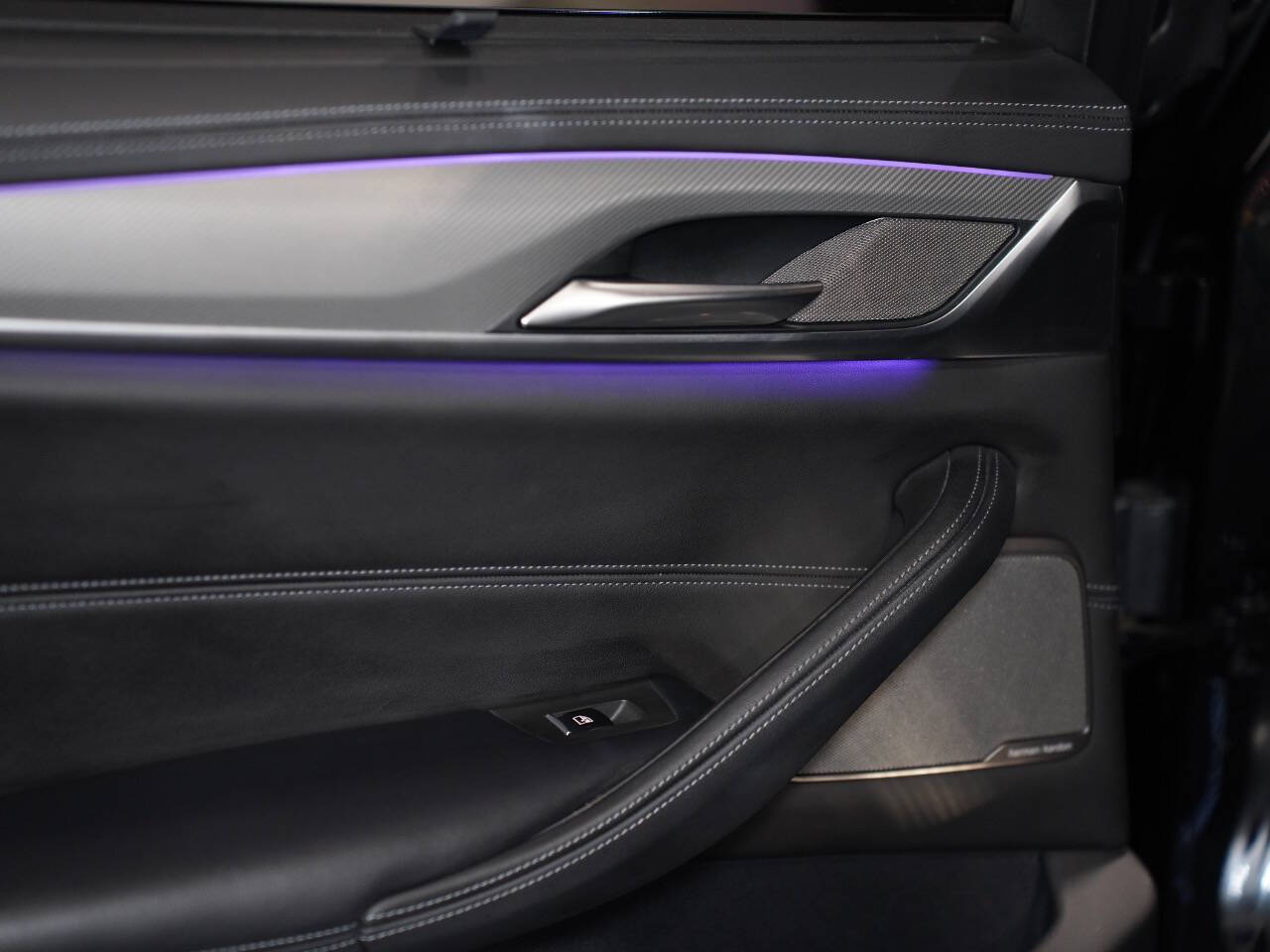 BLACK SAPPHIRE METALLIC, 2021 BMW M5 Image 32
